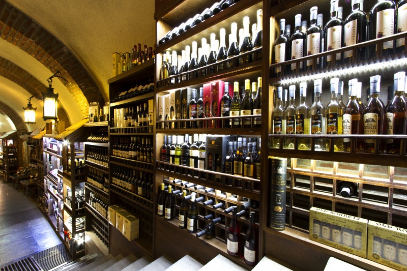 bar-COTIGNAC-min_world_street_travel_shop_canon_georgia_wine_bottles-429767